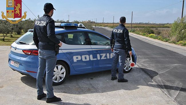 Rapinato e minacciato con pistole alle Mura di Tramontana: due arrestati