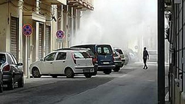 Marsala, auto in fiamme nel centro storico. Autocombustione?