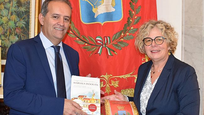 Il sindaco Massimo Grillo e gli auguri di buon lavoro alla neo dirigente del Commissariato di Polizia di Marsala