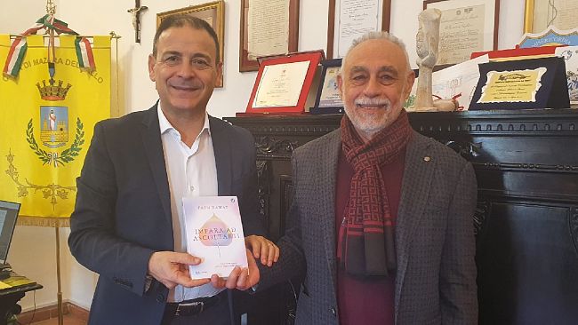 Mazara, donato al Sindaco un libro di Prem Rawat