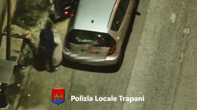 ​Trapani, scoperto un altro incivile che abbandona rifiuti in strada