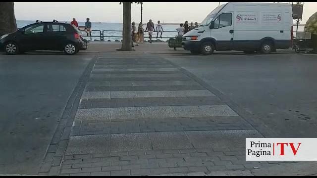 VIDEO – Mazara, gia scomparse le nuove strisce pedonali sul lungomare. Altre in condizioni pietose
