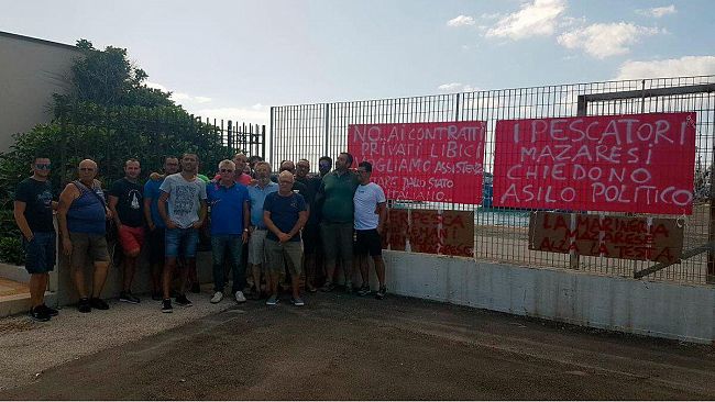VIDEO – Dopo gli spari libici scatta la protesta dei pescatori di Mazara: “Vogliamo sicurezza in mare e garanzia per il nostro lavoro”