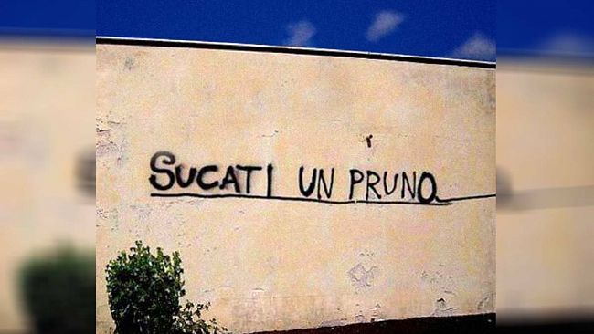 “Detti e stradetti”, modi di dire trapanesi: «Va sucati un pruno!»