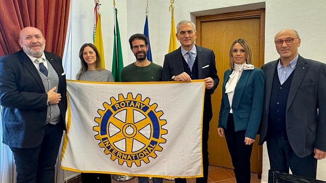 ​Mazara, la bandiera del Rotary International esposta al Comune