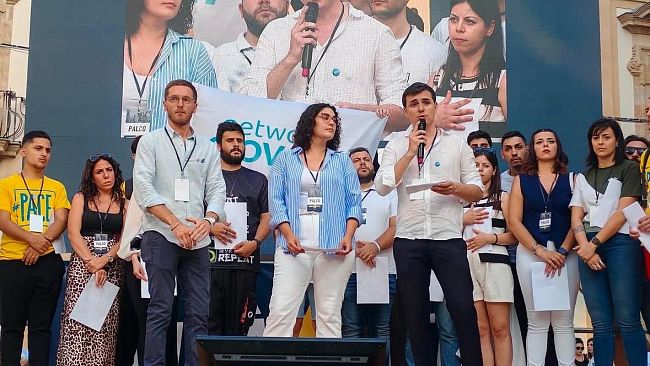 “Sanità per tutti”: il Movimento 5 Stelle in piazza contro il declino della sanità pubblica in Sicilia