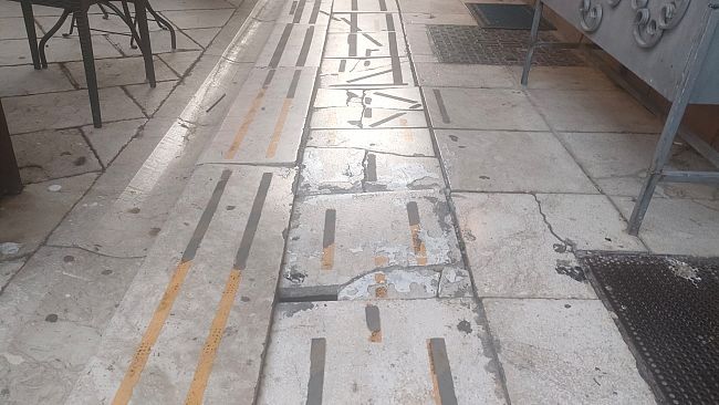 Mazara, mattonelle traballanti in alcuni marciapiedi del centro storico. Pericolo per i cittadini   