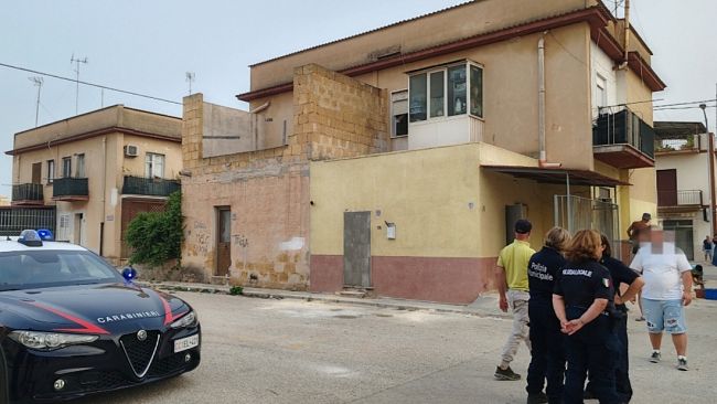 Mazara, forze dell'ordine sgomberano luogo di spaccio