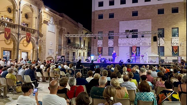 Mazara, grande successo per lo spettacolo di Gulino, Mocata e Sciacca 