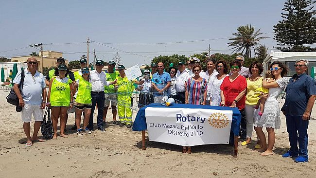 Il primo “Pesce mangia plastica” in Provincia di Trapani installato dal Rotary Club Mazara nella spiaggia di Tonnarella