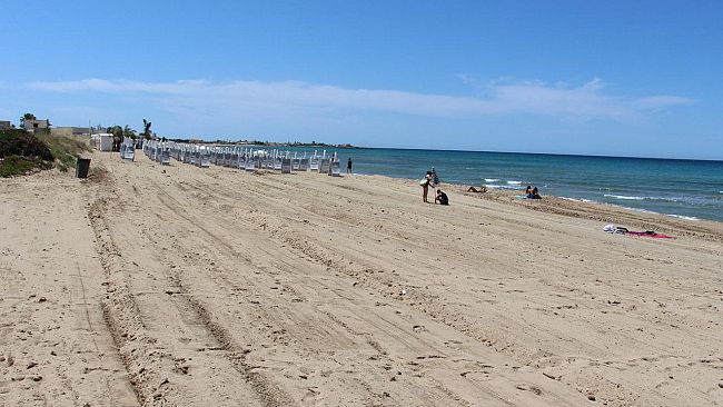 Marsala, in corso pulizia spiagge. Pannelli informativi anti-covid sui lidi