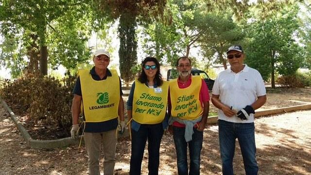 Volontari e Legambiente ripuliscono il Parco delle Rimembranze