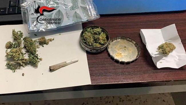 Custonaci, i carabinieri trovano dosi di marijuana in auto: arrestato un 22enne