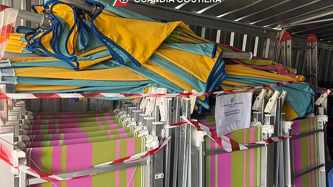 San Vito Lo Capo, la Guardia Costiera sequestra 70 ombrelloni e 52 lettini abusivi 