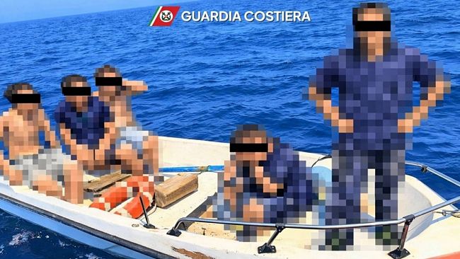 Cinque giovani salvati dalla Guardia Costiera a Trapani: erano alla deriva su una barca