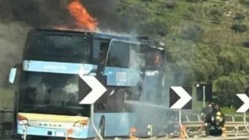 A29: ​autobus in fiamme, traffico in tilt e paura all'altezza di Segesta