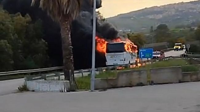​Paura sulla Statale 188: pullman di linea in fiamme tra Gibellina e Salemi
