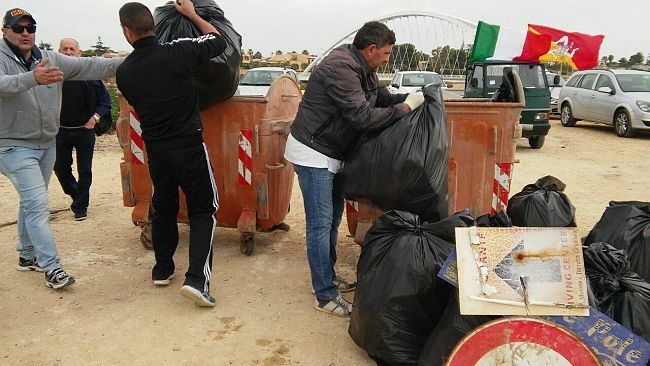Volontari ripuliscono tratto costa Boccarena: “Noi amiamo la città. Mazara non è una capitale, è abbandonata”