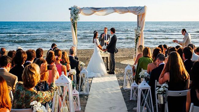 Matrimonio in spiaggia, i consigli sugli abiti eleganti da indossare