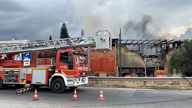Trapani, gravissimo incendio a Villa Rosina. Distrutta un’azienda
