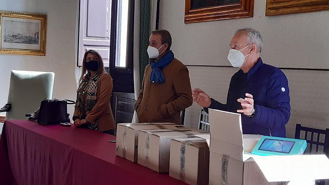 Fondazione Sicilia per la Scuola, donati tablet agli studenti di Trapani ed Erice