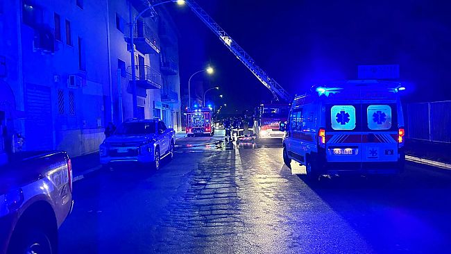 Trapani, a fuoco il vano scala di un edificio 