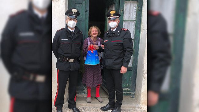 Natale, i Carabinieri portano panettone e un po’ di compagnia alla signora Rosa 
