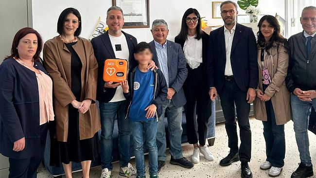 Alcamo, la famiglia Pirrone dona un defibrillatore all'istituto Bagolino