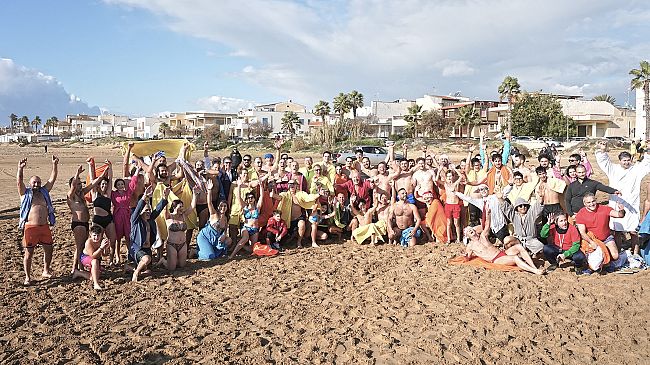 Bagno di Capodanno a Tre Fontane. In 150 sfidano vento e acqua fredda per dare il benvenuto al 2026 