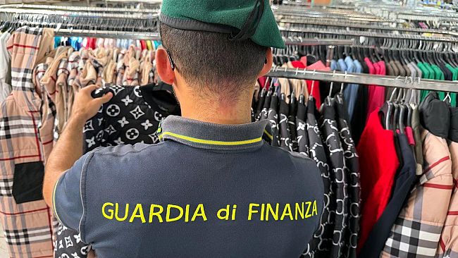 ​Sequestrati 4.400 capi di abbigliamento contraffatti, denunciato grossista nel Catanese