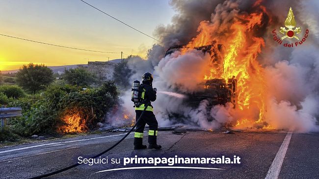 ss-115-autocarro-in-fiamme-intervengono-i-vigili-del-fuoco-al-lavoro-nessun-ferito-a-bordo-durante-il-rogo