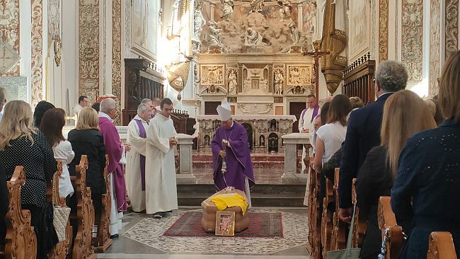 Mazara, chiesa gremita per i funerali di Maria Cristina Gallo la 