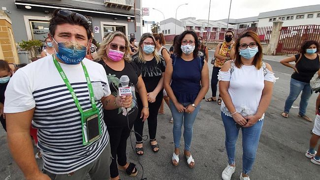 VIDEO – Mazara, grossi disagi nel primo giorno di scuola al plesso di via Gualtiero. La protesta dei genitori