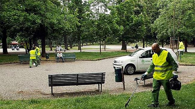 Un lettore scrive: ” Va bene il volontariato ma l’amministrazione incentivi i dipendenti per pulire la città.