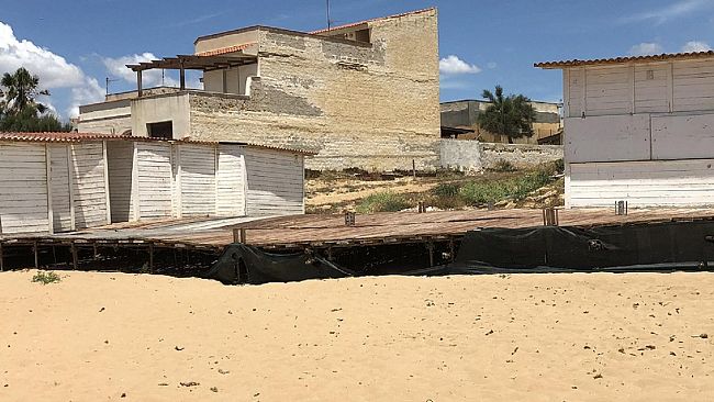 Il lido abbandonato ricettacolo di spazzatura e’ un pericolo per i bambini. La denuncia dei bagnanti di Triscina