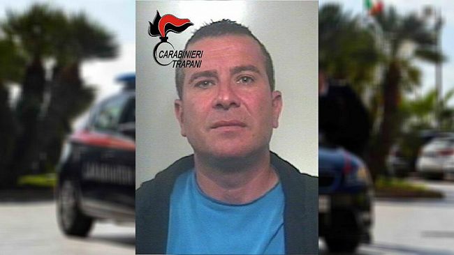 Grazie al fiuto del cane Derby i carabinieri sequestrano 32kg di hashish e 56.850 euro. Arrestato 41enne