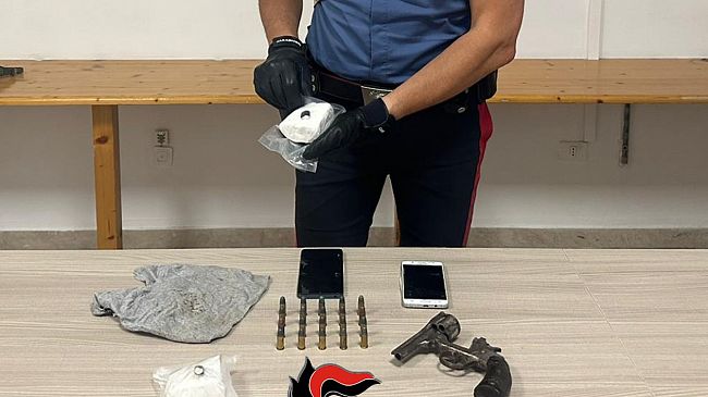 Controlli dei Carabinieri a Castelvetrano: 48enne alcamese sorpreso con droga, armi e munizioni in auto