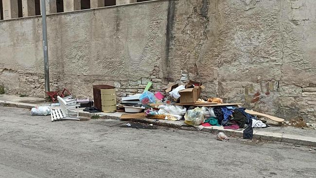Rione Cappuccinelli, scerbatura in corso. I Vigili Urbani sanzionano un uomo