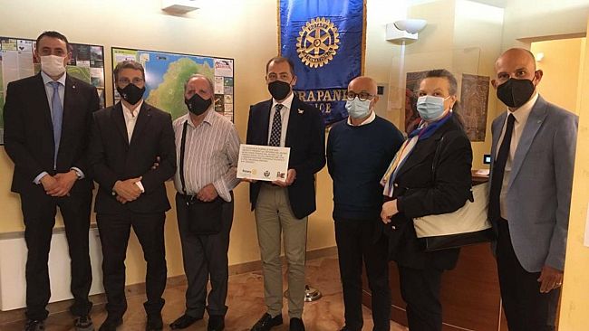 Erice, donate 21 didascalie in linguaggio Braille per le opere del 