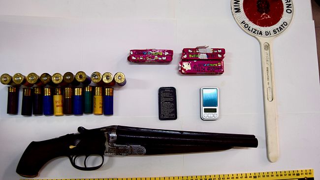 ​Possesso di droga e di un fucile a canne mozze, arrestato 60enne alcamese