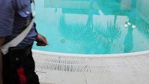 Bimbo di due anni perde la vita nella piscina gonfiabile 