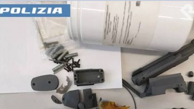 ​Scoperto laboratorio per creare armi con stampante 3D, arrestato 27enne nel Catanese