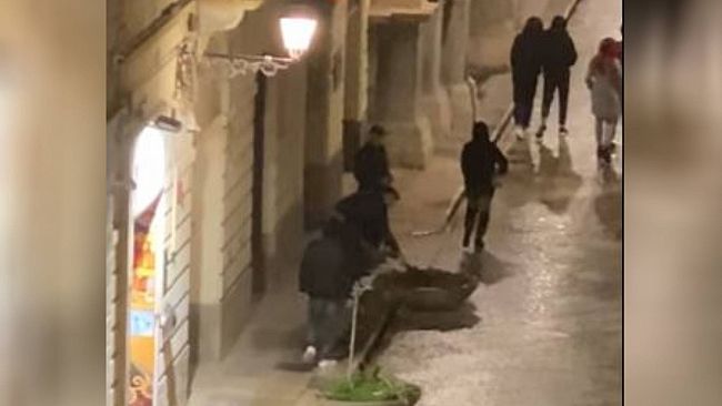 Trapani, giovani sradicano piante in centro storico