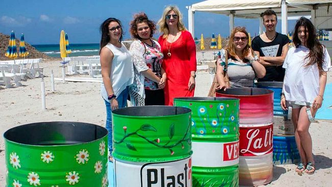 Mazara, installati a tonnarella i primi 5 contenitori di rifiuti artistici