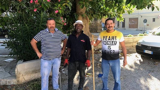 Un nigeriano e 4 castelvetranesi insieme per ripulire piazza San Giuseppe.
