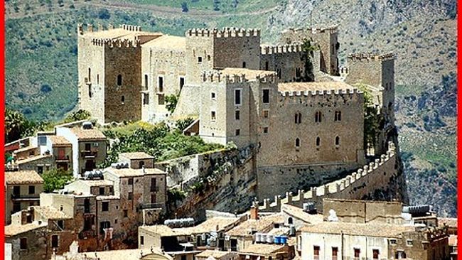 Gli abiti della Perla Imperiale in mostra a Caccamo. I figuranti al presepe vivente delle catacombe dei Cappuccini