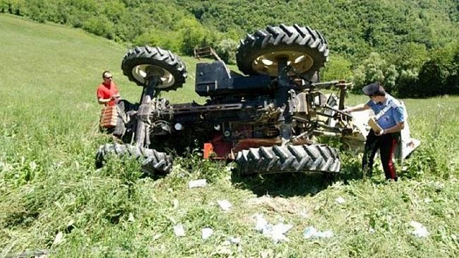 Trattore si ribalta , ferito un 76enne. Ritrovato morto in casa propria un bidello in pensione