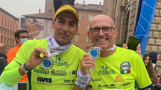 Salvo Piccione e Vito Sciuto della G.S Atletica Mazara alla Maratona di Bologna 