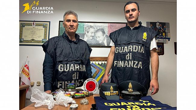 In viaggio con quasi due chili di droga nello zainetto, arrestato dalle fiamme gialle