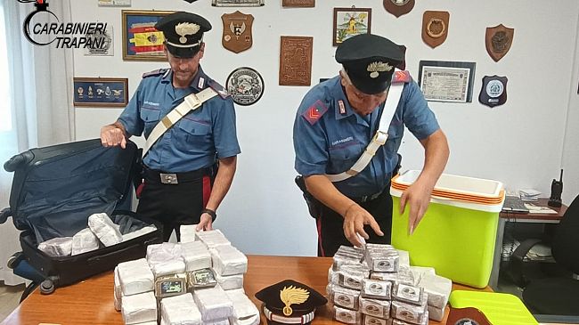 Trapani, viaggiavano in auto con 30 kg di hashish: arrestati due palermitani 